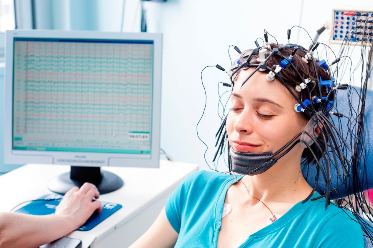Badanie EEG (elektroencefalografii)